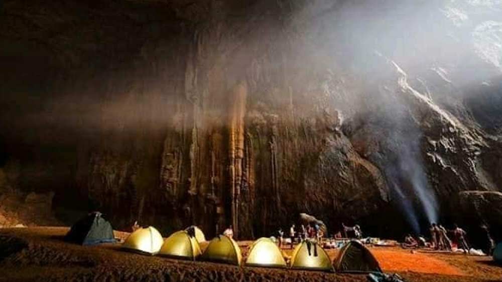 ভিয়েতনামের কোয়াং বিন প্রদেশে হোং হা কে বাং জাতীয় উদ্যানে এই চুনাপাথরের গুহার বয়স ২০ থেকে ৫০ লক্ষ বছর। দীর্ঘদিন লোকচক্ষুর আড়ালে থাকা এই গুহাকে আবিষ্কার করেন স্থানীয় এক কৃষক, ১৯৯১ সালে।