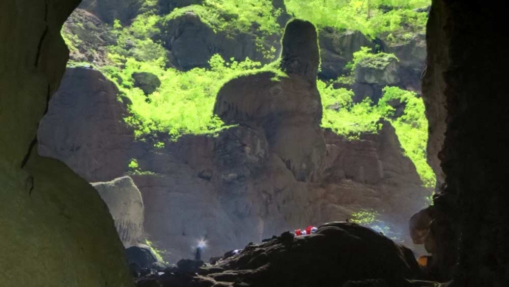 হো হান নামে ওই কৃষক দুষ্প্রাপ্য ভেষজের খোঁজে গভীর জঙ্গলে ঘুরছিলেন। আচমকাই বৃষ্টি শুরু হয়। আশ্রয়ের খোঁজে থাকা হো তখন এই গুহার সন্ধান পান।