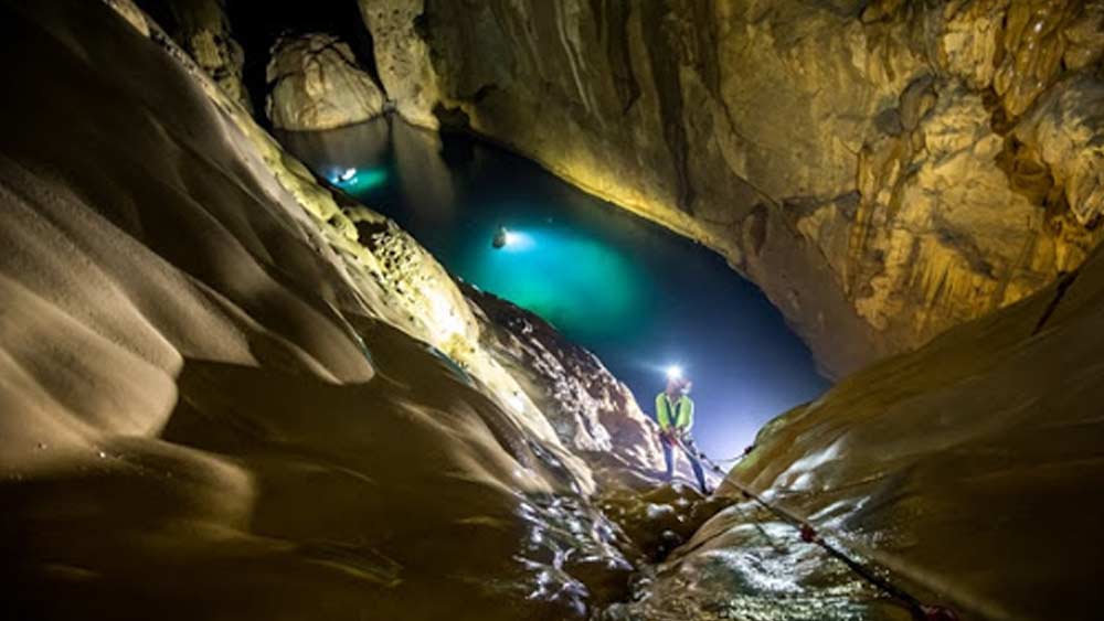 হো-এর কানে আসে তীব্র বেগে নদী বয়ে যাওয়ার শব্দ। সেই শব্দ অনুসরণ করে এগিয়ে তিনি এই গুহার সন্ধান পান। তিনি আশ্চর্য হয়ে যান গুহার ভিতরে মেঘ ভেসে থাকতে দেখে! তবে গুহায় তিনি প্রবেশ করেননি। দুর্গম উতরাইয়ে অনেকটা পথ নামতে হবে দেখে তিনি পিছিয়ে যান।