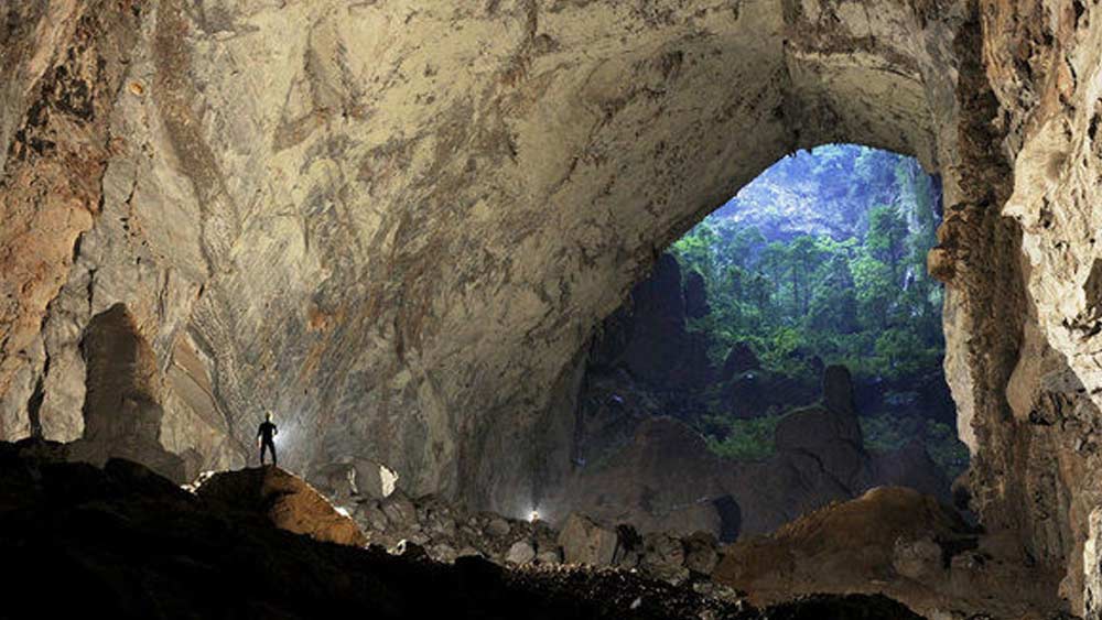 কিন্তু এরপর বন থেকে বেরিয়ে তিনি গুহার পথ হারিয়ে ফেলেন। আবার ১৮ বছর পরে শিকার করতে গিয়ে ফের এই গুহার সন্ধান পান। এ বার আর গুহার অবস্থান তিনি ভুলে যাননি।