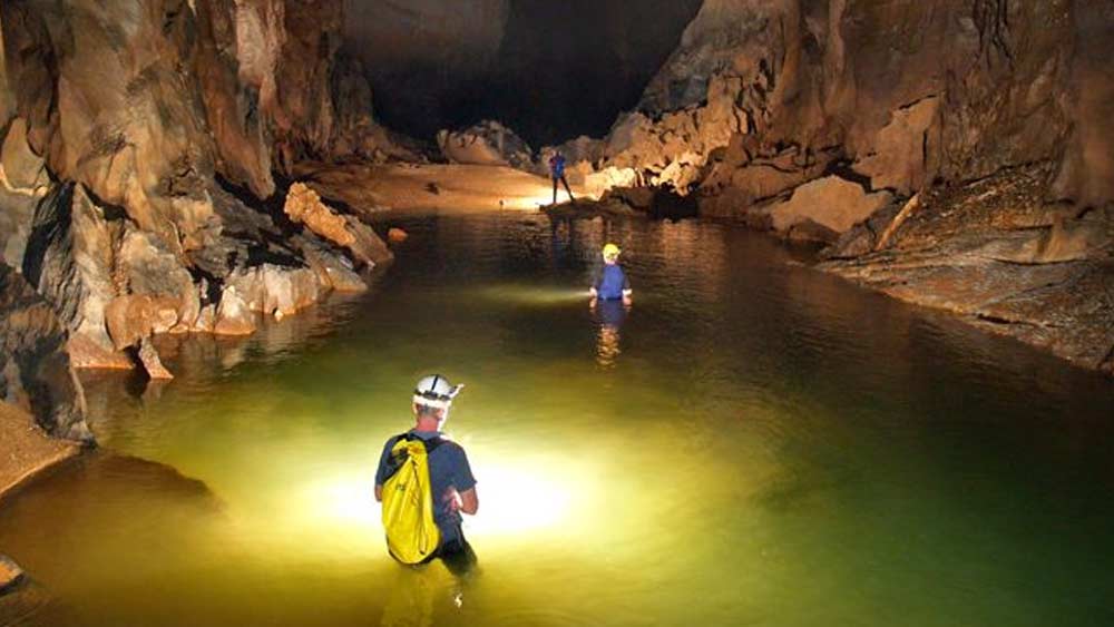 ওই প্রাচীরের নাম দেওয়া হয় ‘গ্রেট ওয়াল অব ভিয়েতনাম’। কিন্তু এই বাধার কাছে হার মানতে রাজি ছিলেন না ব্রিটিশ অভিযাত্রীরা। পরের বছর ফের অভিযান শুরু হয়। এ বার তারা গুহার এক মাথা থেকে অন্য দিক অবধি অনুসন্ধান শেষ করেন।