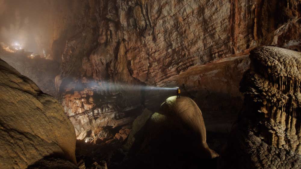 এই গুহা প্রায় ৬৬০ ফিট উঁচু। চওড়ায় ৪৯০ ফুট। ৯ কিলোমিটার দৈর্ঘ্য বিশিষ্ট গুহাটির ছাদে দু’টি বিশাল সিঙ্কহোল বা গহ্বর আছে। সেখান দিয়ে সূর্যালোক প্রবেশ করে। ফলে গুহায় উদ্ভিদের বংশবিস্তার হতে সমস্যা হয়নি।