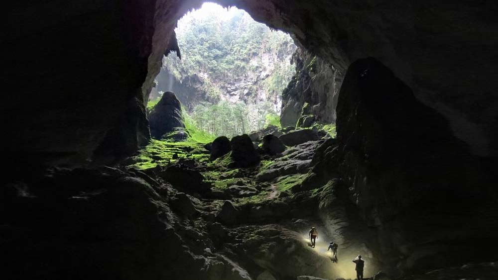 ২০১৯ সালে জানা যায় ভিয়েতনামের সং ডুং গুহা স্থানীয় আরও একটি গুহার সঙ্গে সংযুক্ত। বিশ্বের বৃহত্তম কিছু স্ট্যালাগমাইট অর্থাৎ চুনাপাথরের স্তম্ভ আছে এই গুহায়। এখানে সর্বোচ্চ স্ট্যালাগমাইটের উচ্চতা ২৬২ ফুট।