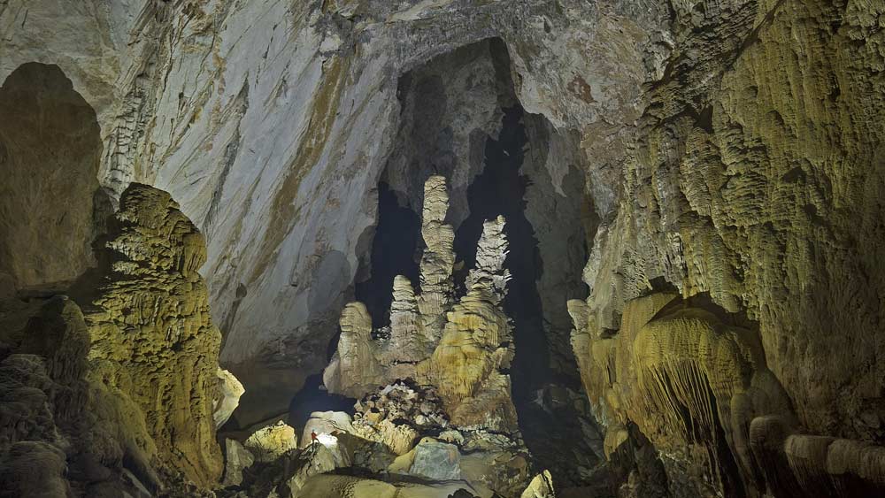 বাধা বলতে শুধু এই চুনাপাথরের স্তম্ভ। না হলে বোয়িং ৭৪৭ উড়ে যেতে পারত এই গুহাপথে।  ৪০ তলা উঁচু স্কাইস্ক্র্যাপারকে আশ্রয় দিতেও প্রস্তুত এ এই গুহা।