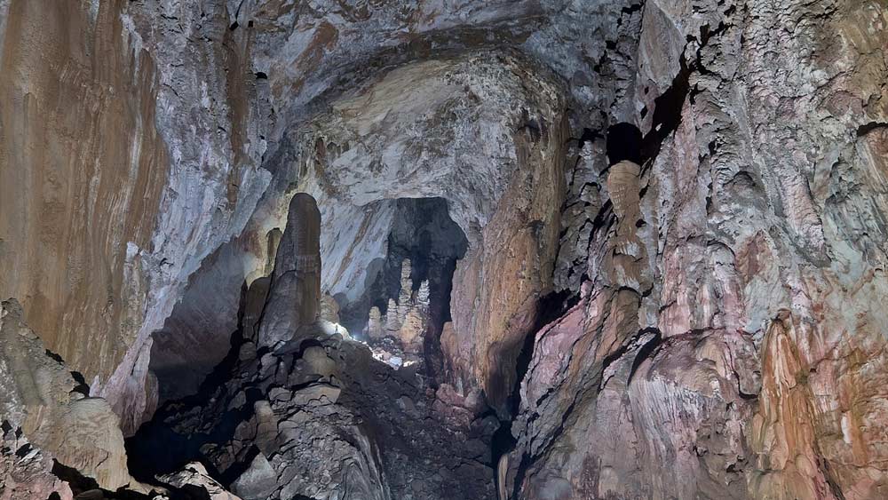 বাইরের জগৎ থেকে বিচ্ছিন্ন এই গুহার নিজস্ব আবহাওয়া চক্র আছে। গুহার ‘আকাশে’ তৈরি হয় মেঘ-ও। নিজের নিয়মেই চলে গুহার জীবন।