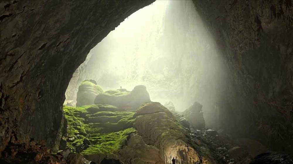 তবে সাধারণ পর্যটকদের এই সফরে আসতে নিরুৎসাহী করা হয়। কারণ টানা দু’দিন গভীর বৃষ্টি অরণ্যের মধ্যে দিয়ে ট্রেক করে তবেই পৌঁছন যায় গুহামুখে।