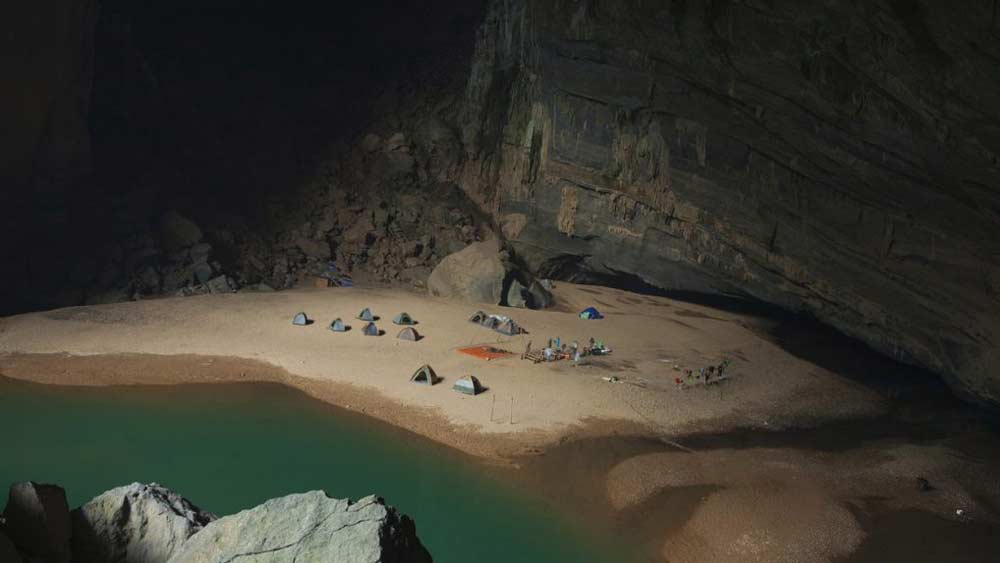 তারপর গুহার ভিতরের পথও অত্যন্ত দুর্গম। ফলে শারীরিক ও মানসিক ভাবে সমর্থ না হলে এই গুহায় অভিযানের অনুমতি পাওয়া যায় না।