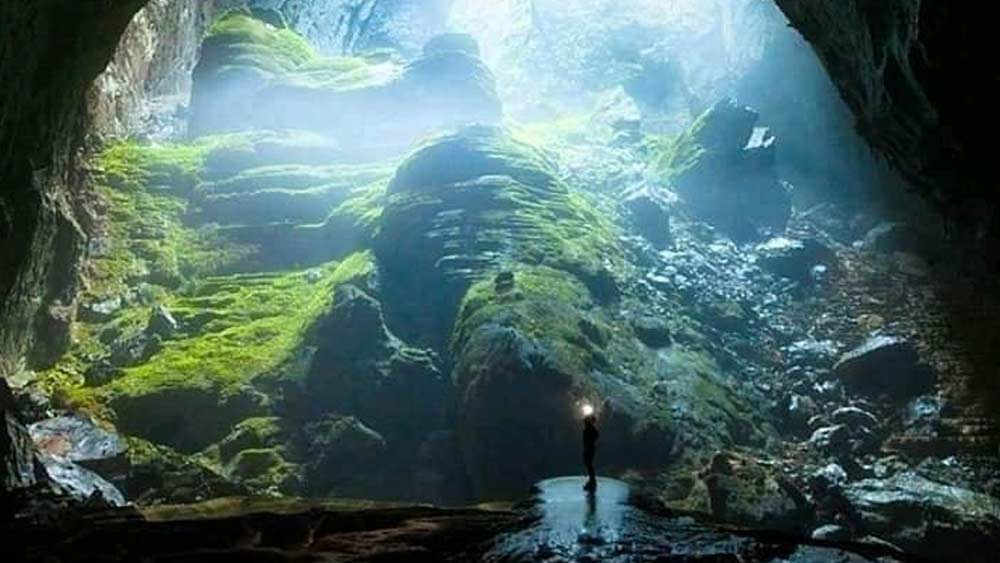 তবে পরিসংখ্যান বলছে, এই গুহায় পর্যটন শুরু হওয়ার পরে স্থানীয় অঞ্চলের অর্থনীতিতে বিপুল পরিবর্তন এসেছে। কারণ প্রতি বছর বিশ্বের নানা প্রান্ত থেকে এখানে অভিযাত্রীরা আসেন। কিন্তু পর্যটকদের স‌ংখ্যা সীমিত থাকার পক্ষেই সহমত হয়েছেন পরিবেশবিদরা।  (ছবি:শাটারস্টক)