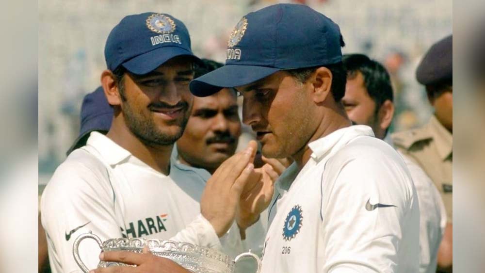 বিদেশে টেস্টে অধিনায়ক হিসেবে অবশ্য সৌরভ হারিয়েছেন ধোনিকে। সৌরভ পেয়েছেন ৭.২ পয়েন্ট, ধোনি সেখানে পেয়েছেন ৫.৫ পয়েন্ট। সৌরভ বিদেশে ২৯ টেস্টের মধ্যে হেরেছেন মাত্র ১০ টেস্ট। যা ৩৬ শতাংশ। অন্য দিকে, ৩০ টেস্টের মধ্যে ধোনি বিদেশে হেরেছেন ১৫টিতে। বিদেশে ১১টিতে জিতেছেন সৌরভ। টেস্ট জয়ের হার ৩৯ শতাংশ। ধোনির সেখানে বিদেশে টেস্ট জয়ের হার ২০ শতাংশ।