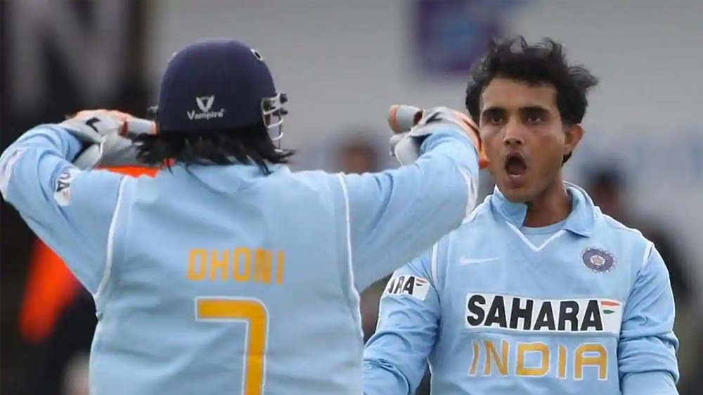 এক দিনের ফরম্যাটে অধিনায়ক হিসেবে ধোনি (৮.১) পিছনে ফেলেছেন সৌরভকে (৬.৮)। গ্রেম স্মিথ অবশ্য বলেছেন, সৌরভের হাতে যদি ধোনির মতো ক্রিকেটার থাকত, তবে আরও বেশি সাফল্য আসত। সঙ্গাকারাও বলেছেন, যা দল হাতে পেয়েছিলেন, তাতে সৌরভকে অনেক বেশি পরিশ্রম করতে হয়েছিল।