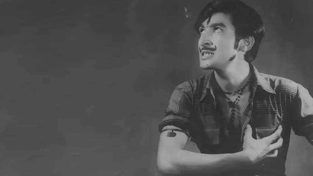 ১৯৭৫ সালে ২৩ বছরের তরুণ রবীন্দ্র দুবাই, আবুধাবি হয়ে পৌঁছন পাকিস্তানে।। তাঁর নতুন পরিচয় হয় নবি আহমেদ শাকির। নষ্ট করে ফেলা হয় তাঁর ভারতীয় পরিচয়ের যাবতীয় নথি।