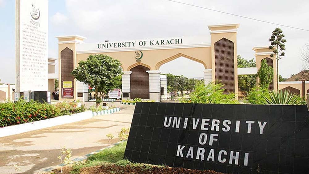 পরবর্তীতে রবীন্দ্র ওরফে আহমেদ করাচি বিশ্ববিদ্যালয় থেকে এলএলবি সম্পূর্ণ করেন। পাকিস্তান সেনাবাহিনীতে নিযুক্ত হন কমিশনড অফিসার হিসেবে। সময়ের সঙ্গে সঙ্গে তিনি মেজর পদে উন্নীত হয়েছিলেন। পাকিস্তান সেনাবাহিনীর এক দরজির মেয়ে আমানতকে বিয়ে করেছিলেন রবীন্দ্র। তাঁদের একটি সন্তানও হয়েছিল।