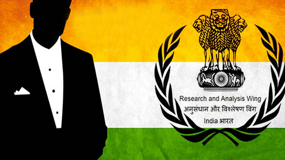 কিন্তু অভিযোগ, ইনায়তের নির্বুদ্ধিতায় সব গোপনীয়তার আবরণ খসে যায়। প্রথমে পাকিস্তানি গোয়েন্দাদের কাছে ধরা পড়েন ইনায়ত। তার পর তিনি নাকি প্রকাশ করে দেন রবীন্দ্র কৌশিকের আসল পরিচয়।