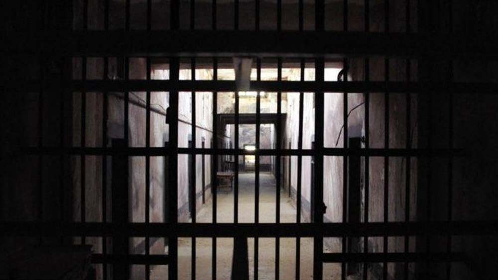 সংবাদমাধ্যমে প্রকাশ, শিয়ালকোটের এক ঘাঁটিতে দু’বছর জেরার নামে রবীন্দ্র কৌশিকের উপর অকথ্য অত্যাচার করা হয়। ১৯৮৫ সালে তাঁকে মৃত্যুদণ্ড দেওয়া হয়। পরে পাকিস্তান হাইকোর্টে তাঁর শাস্তি যাবজ্জীবন কারাদণ্ডে পরিবর্তিত হয়।