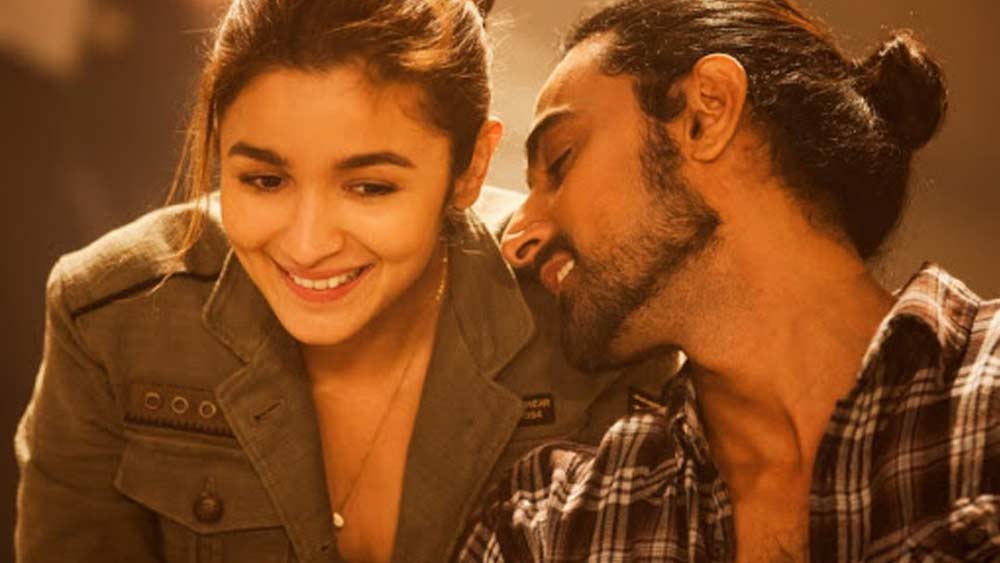 কুণালের বাবা রাজকিশোর নির্মাণ-ব্যবসায়ী। তাঁর মা কানন ঘর সংসার সামলানোর পাশাপাশি গানও করেন। আদতে পঞ্জাবের অমৃতসর এলাকার বাসিন্দা এই পরিবার পরে মুম্বইয়ে চলে যান। এই বাণিজ্যনগরীতেই জন্ম কুণালের। ১৯৭৭-র ১৮ অক্টোবর।