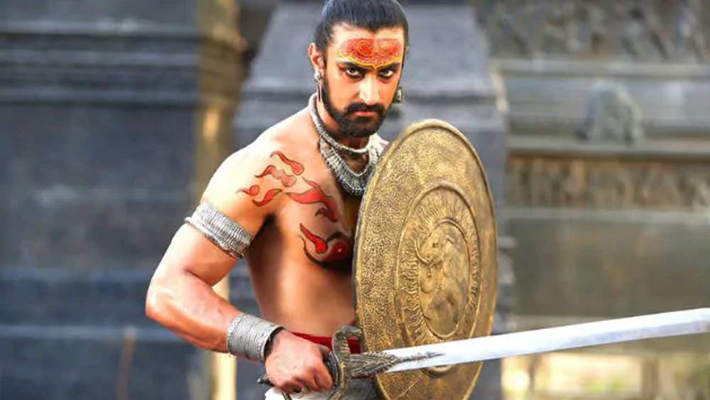 দুই দিদি গীতা ও রেশমার সঙ্গে মুম্বই শহরেই বেড়ে ওঠা কুণালের। ব্যারি জনের কাছে অভিনয়ের প্রশিক্ষণের পরে কুণাল নাসিরুদ্দিন শাহের থিয়েটার গ্রুপে অভিনয় শুরু করেন।