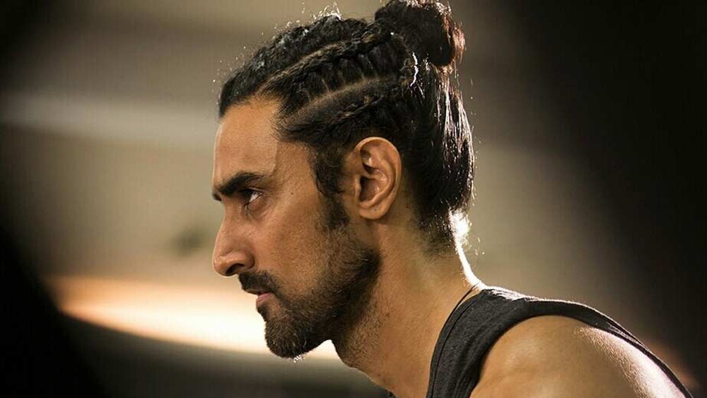 বলিউডে কুণালের আত্মপ্রকাশ সহকারী পরিচালক হিসেবে। ২০০১ সালে মুক্তিপ্রাপ্ত ছবি ‘অক্স’-এর সহকারী পরিচালক ছিলেন তিনি। এই ছবিতে দু’টি প্রধান চরিত্রে ছিলেন অমিতাভ বচ্চন এবং মনোজ বাজপেয়ী।