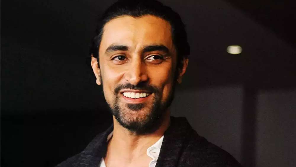 অভিনেতা হিসেবে কুণালের প্রথম ছবি ‘মীনাক্ষি: এ টেল অব থ্রি সিটিজ’। চিত্রশিল্পী এম এফ হুসেন পরিচালিত এই ছবিতে কুণালের নায়িকা ছিলেন তব্বু। এই ছবিতে প্রথমে অভিনয় করার কথা ছিল মাধুরী দীক্ষিতের। তিনি সরে দাঁড়ানোয় সুযোগ যায় তব্বুর কাছে।