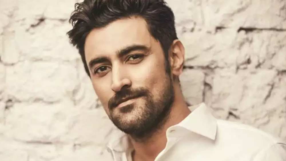 ছবির পাশাপাশি বিজ্ঞাপনেও পরিচিত মুখ কুণাল। তবে অভিনয় ছাড়া আরও অনেক দিকে কুণালের শখ বিস্তৃত। তিনি পত্রপত্রিকায় লেখালেখি করেন। সেইসঙ্গে তিনি একজন প্রশিক্ষিত পাইলট এবং র‌্যালি ড্রাইভার।