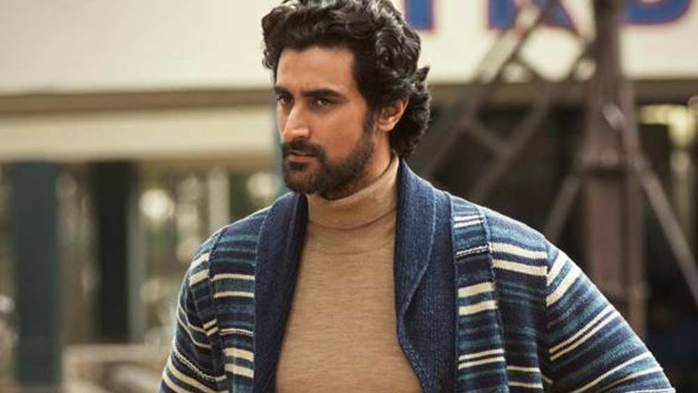 ২০১৪ সালে তিনি ফর্মুলা থ্রি প্রশিক্ষণ নিতে শুরু করেন। গতিতে ডানা মেলার সঙ্গে তিনি উল্লেখযোগ্য নাম সমাজসেবার ক্ষেত্রেও। এশিয়ার সবথেকে বড় ক্রাউডফান্ডিং প্ল্যাটফর্মের তিনি সহ প্রতিষ্ঠাতা। বিভিন্ন ক্ষেত্রে তহবিল তৈরি করার ক্ষেত্রে উল্লেখযোগ্য ভূমিকা নিয়েছে তাঁর সংস্থা।