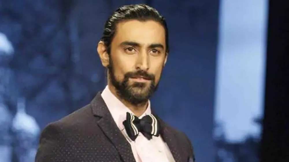 তার আগে ‘লগা চুনরি মেঁ দাগ’ ছবিতে একসঙ্গে কাজের সূত্রে অভিষেক এবং কুণাল ঘনিষ্ঠ বন্ধু ছিলেন। তখনও অবশ্য দু’জনের কেউই ভাবতে পারেননি একদিন তাঁরা শ্যালক-ভগ্নীপতি হবেন।