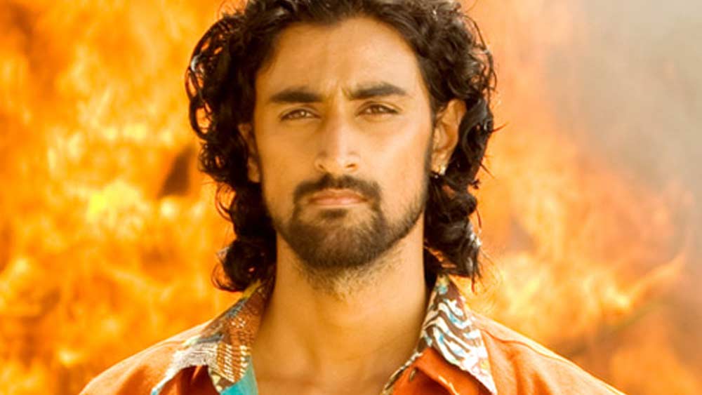 প্রথম আলাপেই সুদর্শন কুণালের প্রেমে পড়েন তিনি। পরে এক সাক্ষাৎকারে জানান নয়না। ক্রমে বন্ধুত্ব গভীর হতেই কুণালের গুণমুগ্ধও হয়ে পড়েন নয়না।