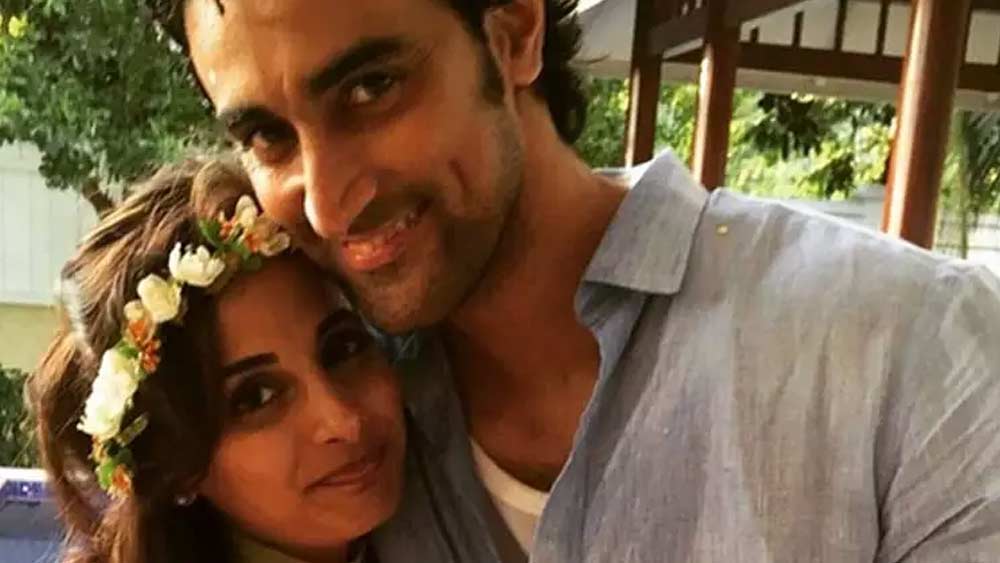 ২০১৪ সালে বাগদান। পরের বছর সেশেলস দ্বীপে ঘরোয়া পার্টিতে বিয়ে করেন কুণাল-নয়না। এখনও তাঁরা একে অন্যের প্রেমে বিভোর। অকপটে স্বীকার করেন দু’জনেই। ভালবাসা, দু’জনের প্রতি শ্রদ্ধা এবং দাম্পত্যের দৈনন্দিন থেকে আনন্দ খুঁজে নেওয়া। এই সমীকরণকেই সফল দাম্পত্যের অঙ্গ বলে মনে করেন কপূর দম্পতি।