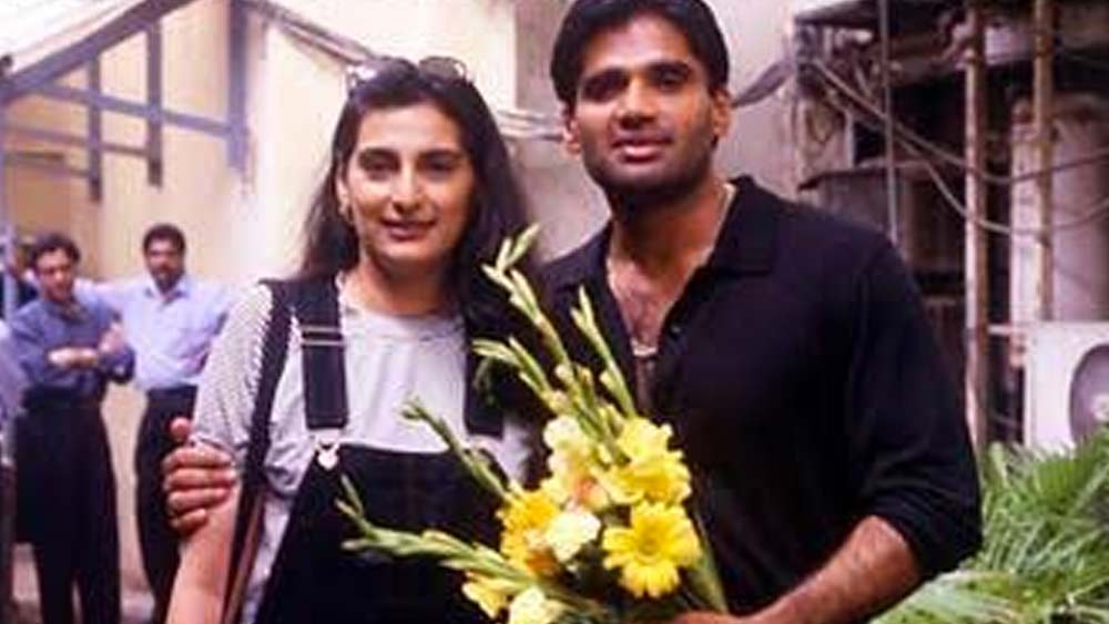 প্রথম দর্শনেই মানার রূপে মুগ্ধ সুনীল। কাছে যাওয়ার জন্য বন্ধুত্ব পাতালেন মানার বোনের সঙ্গে। তাঁর মাধ্যমে প্রাথমিক পরিচয়-পর্বের জড়তা কাটল। কয়েক বার দেখা করার পরে এ বার মানা-র ব্যক্তিত্বেও মুগ্ধ হলেন সুনীল।