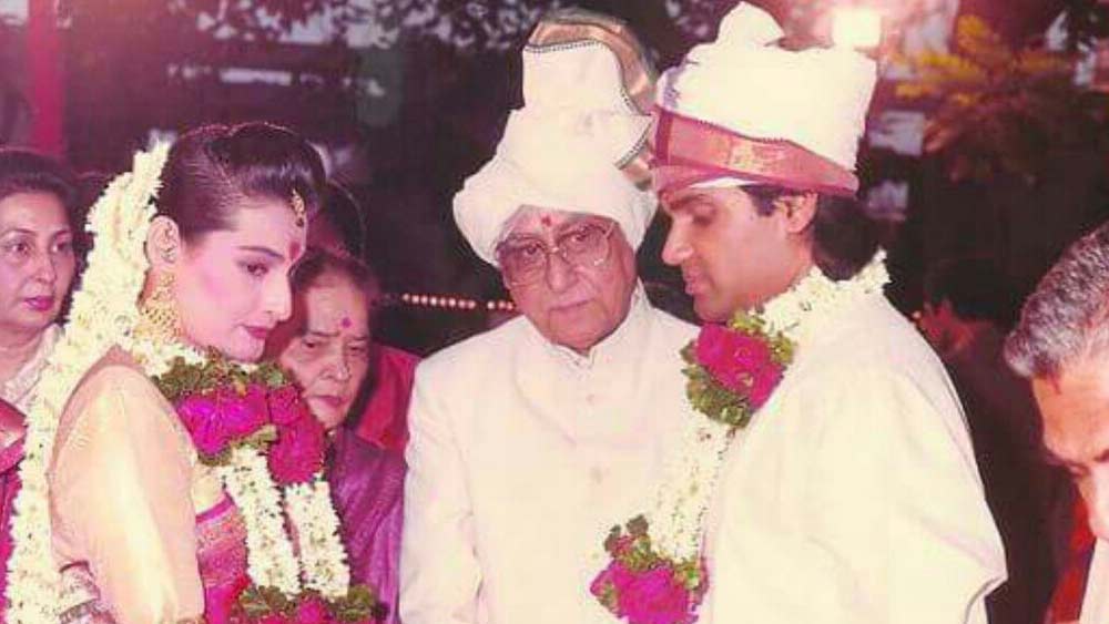 দু’জনেই জানিয়ে দিলেন, অন্য কাউকে বিয়ে করবেন না। তাঁদের জেদের কাছে অবশেষে হার মানতে বাধ্য হলেন অভিভাবকরা। প্রেমে পড়ার পরে ন’ বছরের অপেক্ষা। ১৯৯১-তে বিয়ে হল সুনীল ও মানার।