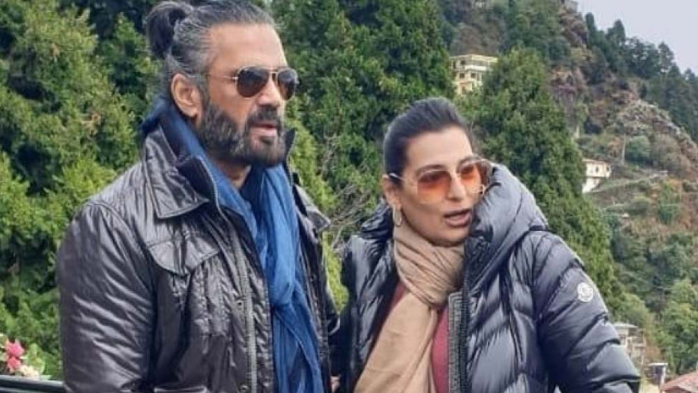 বিয়ের জন্য তাঁরা বেছে নিয়েছিলেন বড়দিনকে। যাতে পরিজন ও বন্ধুবান্ধবরা ছুটির আমেজে উপভোগ করতে পারেন বিয়ের আনন্দ। এখনও প্রতি বছর বড়দিনের ছুটিতে কোথাও না কোথাও সপরিবার বেড়াতে যান সুনীল শেট্টি।