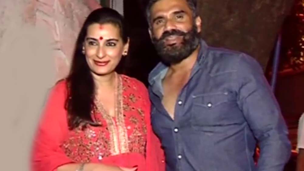 স্ত্রীর সঙ্গে সুনীলের সম্পর্ক বন্ধুর মতো। এক বার তো রবিনা টন্ডন বলেছিলেন, তিনি মানার অনুমতি নিয়েই সুনীল শেট্টিকে নিজের ‘বেস্ট বয়ফ্রেন্ড’ বলতে চান। কারণ কেরিয়ারে ঘুরে দাঁড়াতে রবিনাকে সাহায্য করেছিলেন সুনীল।