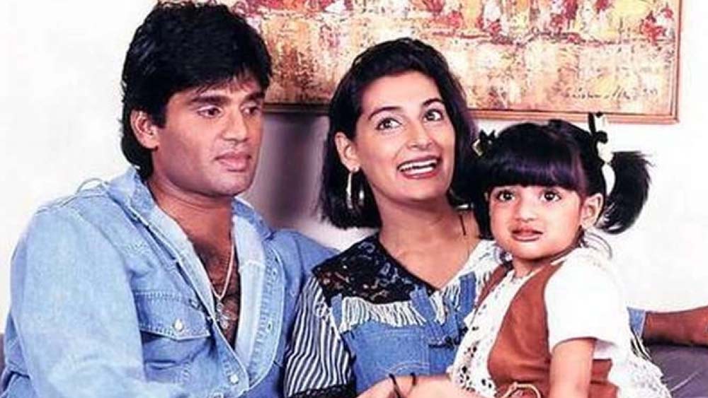 কিন্তু বলিউডে এতদিন তারকা হয়ে থাকার পরেও কী করে বিতর্ককে ছাড়াই দাম্পত্যজীবন কাটানো যায়? এক সাক্ষাৎকারে সুনীল বলেছিলেন, তিনি মুহূর্তের মোহে পা না দিয়ে পরিবারকেই গুরুত্ব দিতে চান।