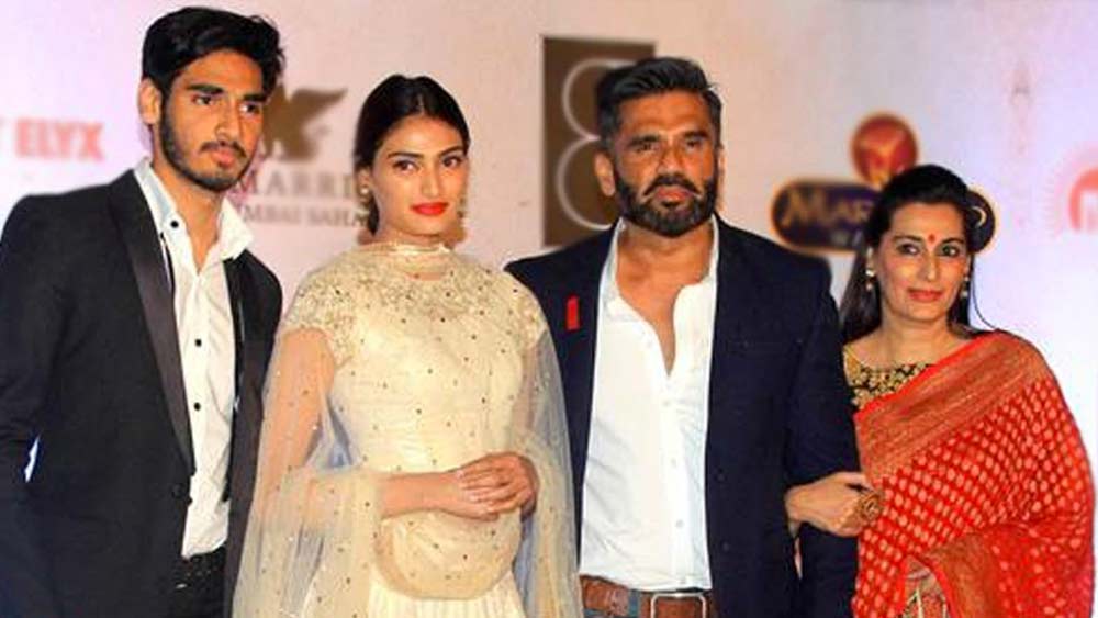 আথিয়া ইতিমধ্যেই অভিনয় করেছেন হিন্দি ছবিতে। বলিউডে কেরিয়ার শুরু করার মুখে সুনীলের ছেলে অহনও। এখনও দুই সন্তানের সঙ্গে সুনীল ও মানার সম্পর্ক বন্ধুর মতো।