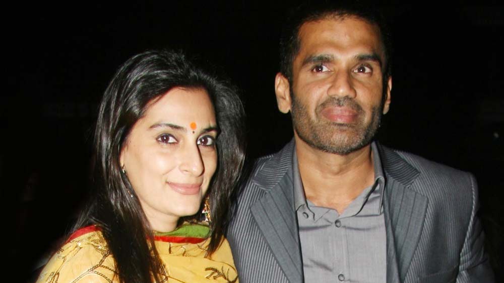 বলিউডে যেখানে নিত্যনতুন সম্পর্ক ভাঙাগড়া হয়, সেখানে সুনীল-মানার সম্পর্ক প্রায় চার দশকের। তাঁদের বিয়ের বয়সও তিরিশ বছর হতে চলল। অনেক সাক্ষাৎকারেই এর রহস্য জানার জন্য প্রশ্ন করা হয়েছে তাঁদের।