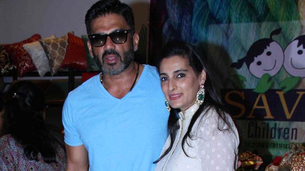 মানা জানিয়েছেন, তাঁরা একে অন্যের উপরে বোঝা হয়ে থাকতে চাননি। বরং, ছোট ছোট ভাললাগাকে গুরুত্ব দিয়েছেন। সুপারস্টারের গৃহিণী হওয়ার পাশাপাশি মানা একজন ফ্যাশন ডিজাইনার ও সমাজসেবী। নিজের স্বতন্ত্র পরিচয় গড়তে তাঁকে সবথেকে বেশি উৎসাহ দিয়েছেন সুনীল-ই।