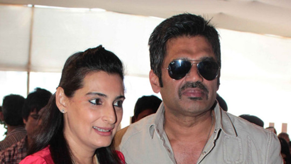 ব্যস্ততার মাঝেও তিনি চেষ্টা করেন সুনীলকে আনতে বিমানবন্দরে যেতে। অথবা, অনেকদিন আউটডোর শুটিং থাকলে মানা চলে যান স্বামীর কাছে।