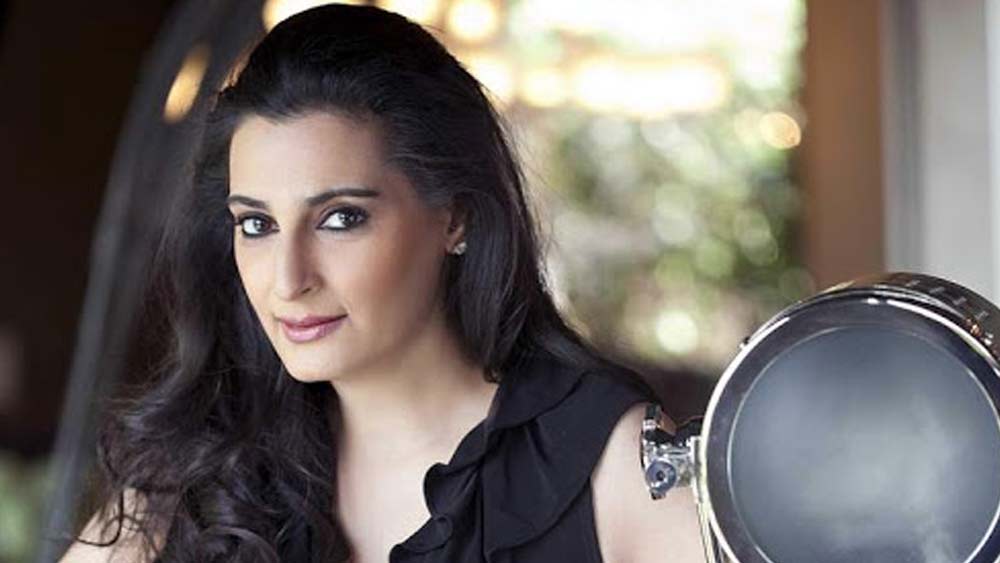 মানার কথায়, সিনেমার নায়কের সঙ্গে পর্দার বাইরের সুনীলের অনেক পার্থক্য। ছবির অ্যাকশন হিরো ক্যামেরার বাইরে একজন পুরোদস্তুর রোমান্টিক স্বামী।