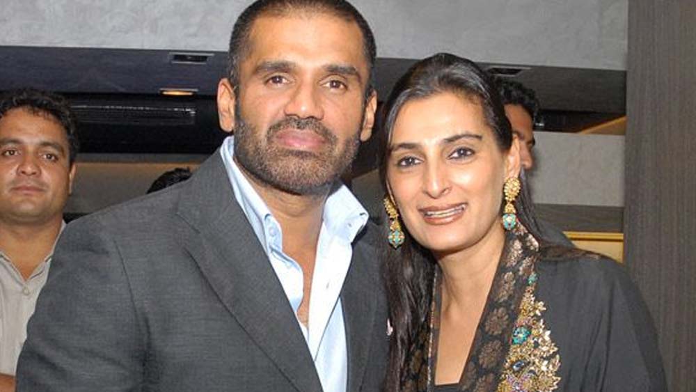 দাম্পত্যে প্রেমকে বাঁচিয়ে রাখতে বদ্ধপরিকর সুনীলও। জানিয়েছেন, তিনি চান, প্রতি মুহূর্তে নতুন করে মানার প্রেমে পড়তে। তাঁদের রসায়ন বলিউডের অনেক তারকা জুটির কাছেই ঈর্ষণীয়।