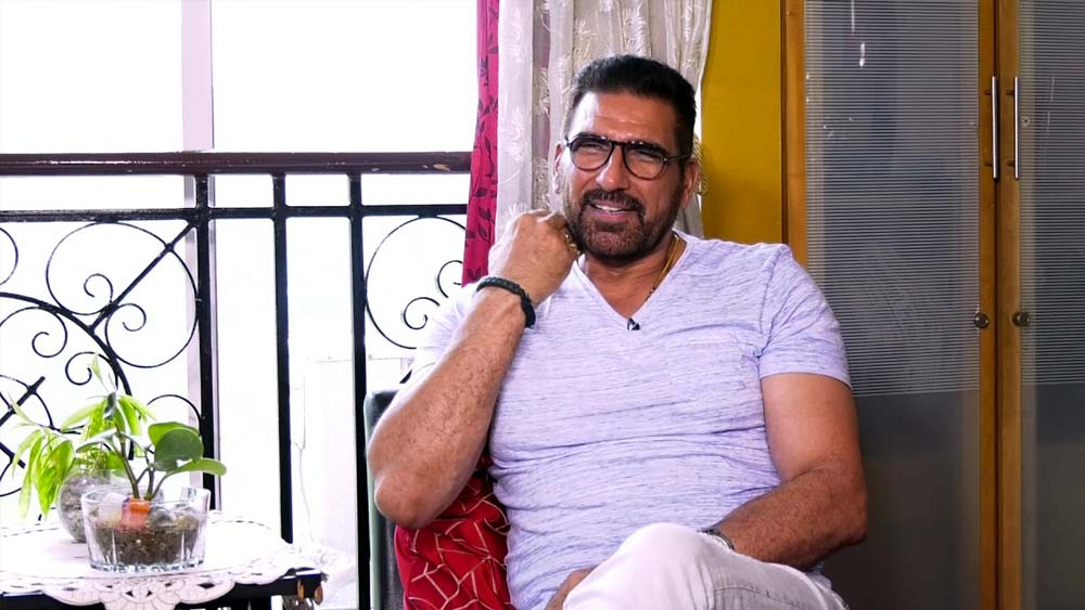 কলেজজীবনে মুকেশের বান্ধবী ছিলেন ইন্দো-ফিজিয়ান তরুণী কেশনী। পড়াশোনা শেষ করে কেশনী ফিজিতে ফিরে যান। তাঁর টানে মুকেশও চাকরি নিয়ে পাড়ি দেন ফিজি। কেশনী ফিজিতে তাঁদের পারিবারিক ডিপার্টমেন্টাল স্টোরের ব্যবসা দেখাশোনা করতেন।