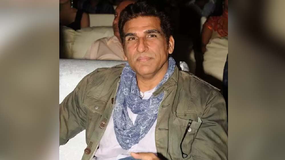 বিয়ের পরে স্ত্রী কেশনীকে নিয়ে মুকেশ পাড়ি দেন নিউজিল্যান্ড। সেখানে তিনি মডেলিংয়ের কোর্স করেন। এর পর কাজের পাশাপাশি মডেলিং শুরু করেন । কিন্তু কাজের চাপে মডেলিংয়ের জন্য সময় দিতে পারছিলেন না তিনি।