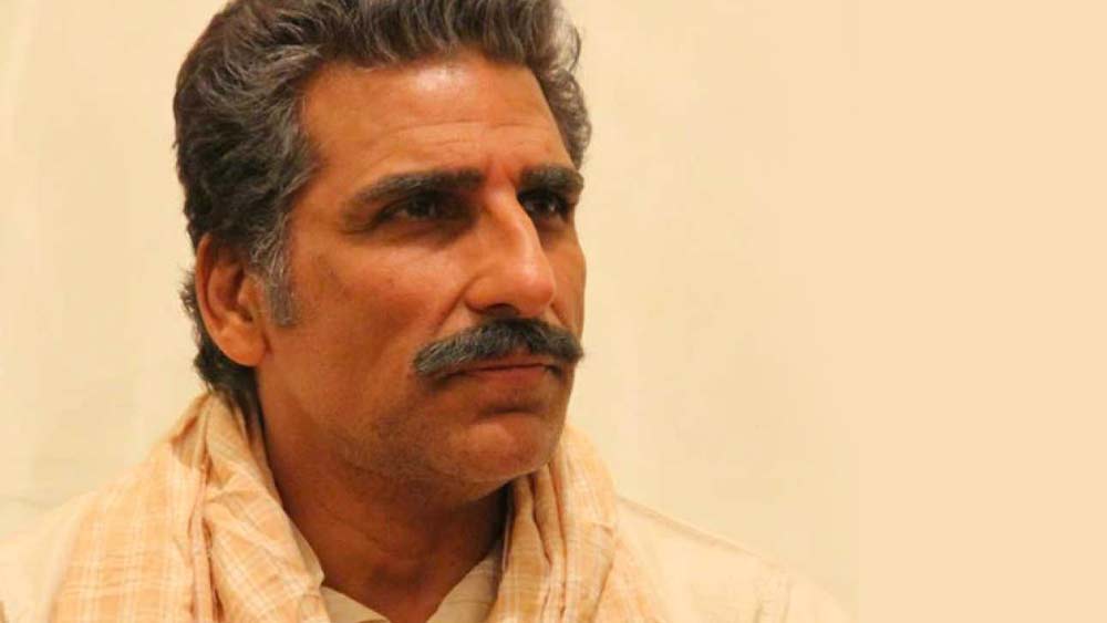 ১৯৮৮ সালে তাঁর কেরিয়ার শুরু দক্ষিণী ইন্ডাস্ট্রিতে। তামিল ও তেলুগু ছবিতে অভিনয় করে জনপ্রিয়তা পান মুকেশ। তার পর তিনি পা রাখেন বলিউডে।