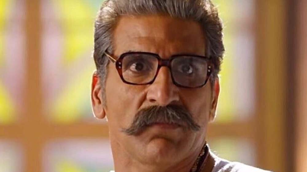 পরে এক সাক্ষাৎকারে মুকেশ জানান, তিনি বিভিন্ন প্রযোজকের দরজায় ঘুরে ঘুরে কাজ চেয়েছেন। তাঁর চেহারার বৈশিষ্ট যে কাজ পেতে সাহায্য করেছে, সে কথা স্বীকার করেন তিনি।