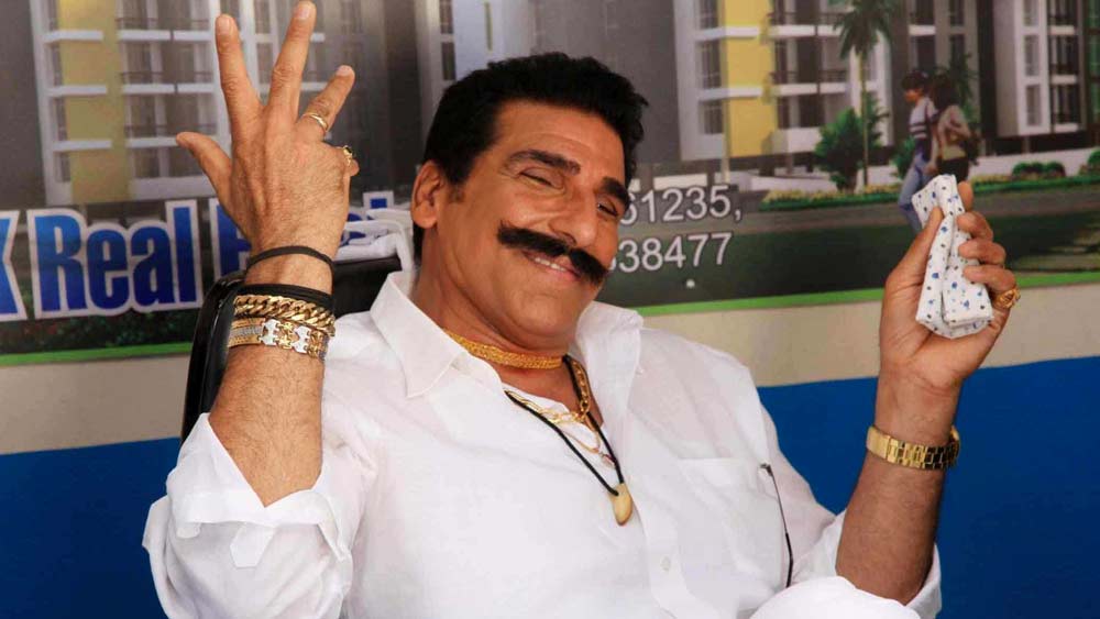 বলিউডে প্রথম সারির নায়কদের সঙ্গে অভিনয় করার পরেও মুকেশের কেরিয়ারে এসেছিল ভাটার টান। সুযোগ কমতে থাকে তাঁর কাছে। বাধ্য হয়ে ভোজপুরি ও পঞ্জাবি ছবিতে অভিনয় করেন তিনি।