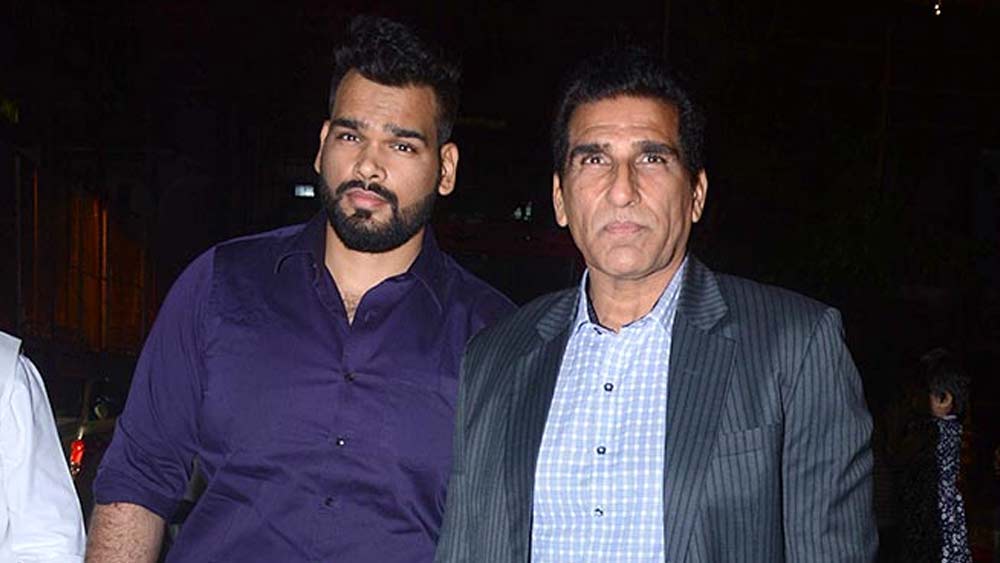 মুকেশ কোনও দিন একই ধরনের চরিত্রে সীমাবদ্ধ হয়ে যেতে চাননি। স্টিরিয়োটাইপ হওয়ার প্রবণতা আটকাতে তিনি পজিটিভ শেডের  ভূমিকাতেও অভিনয় করেছিলেন। কিন্তু দর্শকদের কাছে তাঁর পর্দার খলনায়ক ভাবমূর্তির কদর অনেক বেশি।