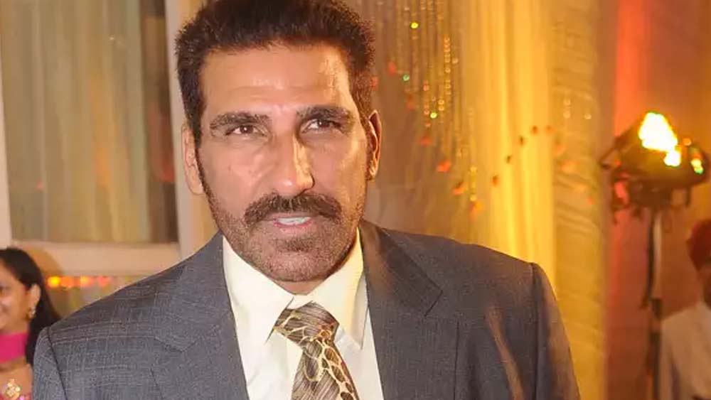 তবে একইসঙ্গে মুকেশের স্বীকারোক্তি, তিনি যাঁর যাঁর কাছে সাহায্য চেয়েছেন, কেউ তাঁকে ফেরাননি। সেই খড়কুটো অবলম্বন করেই তিল তিল করে কেরিয়ার সাজিয়েছেন তিনি।