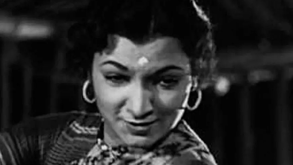 বারো জন ভাইবোনের মধ্যে সবথেকে ছোট চাঁদ ছোট থেকেই সপ্রতিভ। লেখাপড়া হোক, বা নাচগান। সব কাজই তাঁর নিখুঁত ভাবে করা চাই। কৈশোর থেকেই তাঁর খুব অভিনয় করার শখ। শখ পূর্ণ করার জন্য বেশিদিন অপেক্ষা করতে হয়নি। ১৯৪৬ সালে চোদ্দ বছর বয়সে প্রথম পঞ্জাবি ছবিতে অভিনয় করেন তিনি। সে ছবির নাম ছিল ‘কহাঁ গ্যয়ে’।