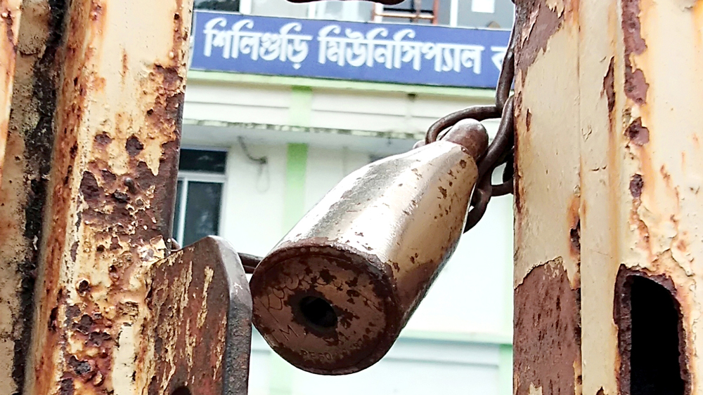 তালা বন্ধ: বৃহস্পতিবার শিলিগুড়ি পুরসভা। ছবি: স্বরূপ সরকার