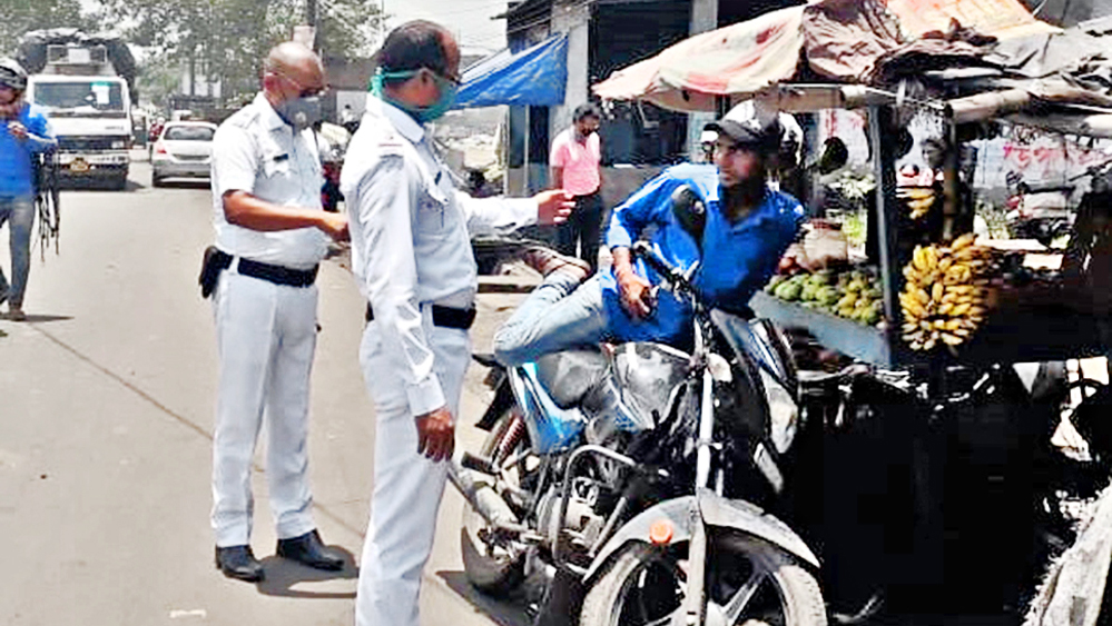  ‘মাস্ক’ কোথায়, প্রশ্ন পুলিশের। বৃহস্পতিবার। নিজস্ব চিত্র