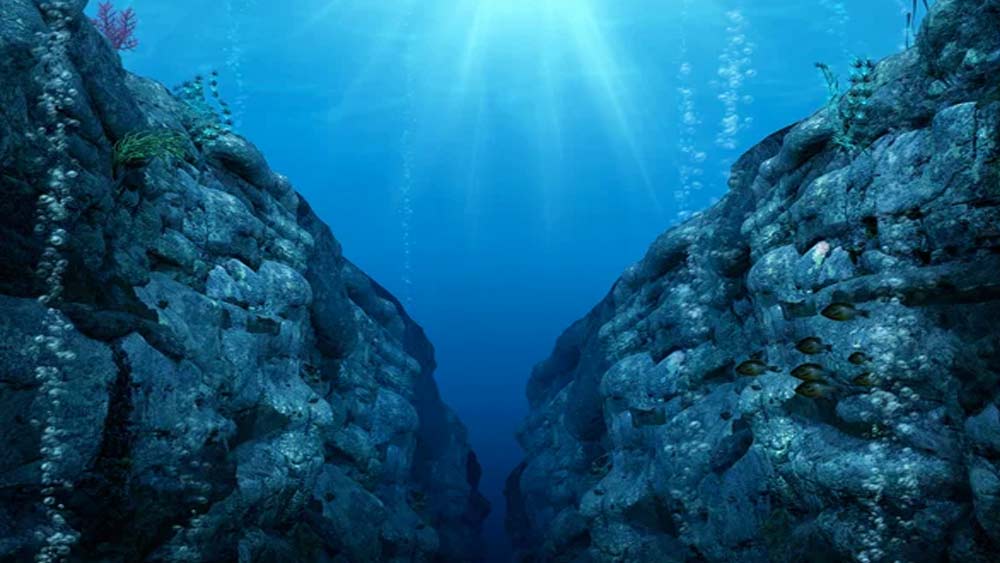 এর গভীরতা বোঝানোর জন্য বলা হয়, যদি মাউন্ট এভারেস্টকে এর মধ্যে বসিয়ে দেওয়া যায়, তা হলে আরও প্রায় দু’কিমি বা ১.৬ মিটারের মতো জায়গা বাড়তি পড়ে থাকবে। অর্থাৎ পৃথিবীর উচ্চতম শৃঙ্গের থেকেও আয়তনে বড় বিশ্বের গভীরতম খাত।