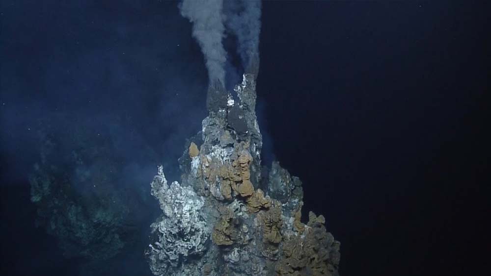 ভূতাত্ত্বিকদের মতে, পৃথিবীর অভ্যন্তরে যখন দু’টি টেকটনিক পাতের মধ্যে সংঘর্ষ হয়, তখন একটি পাত দ্বিতীয়টির নীচে ঢুকে গেলে মারিয়ানা ট্রেঞ্চের মতো গভীর সামুদ্রিক খাতের সৃষ্টি হয়।